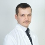 Kierownik endoskopii, dr, chirurg   Michaił Siergiejewicz Burdyukow   omawia minimalnie inwazyjne interwencje endoskopowe w diagnostyce chorób przewodu pokarmowego, dróg żółciowych i drzewa tchawiczo-oskrzelowego