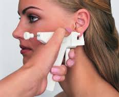 Лечение пирсинга ушей является универсальной формой пирсинга как для мужчин, так и для женщин