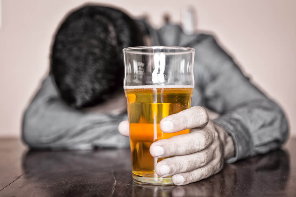 Алкоголь является основной причиной поражений печени, к тому же очень ощутимый его вклад в генез общей заболеваемости и смертности
